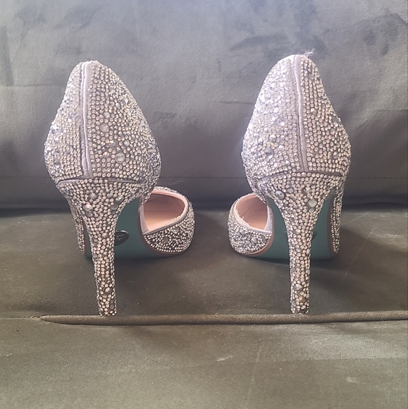 New Betsey Johnson SB-Hazil silver satin stilettos Size 6.5 - Picture 3 of 6